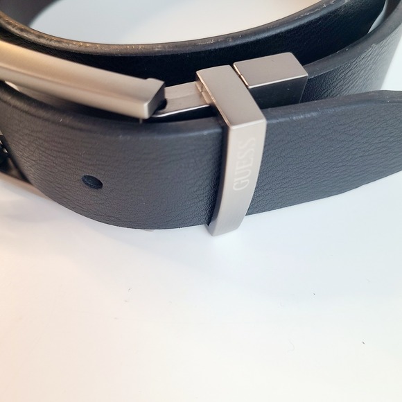GUESS Matte Black/Brown Reversible Leather Belt Mens Size Small 30"-32" $48 MSRP - Picture 1 of 3